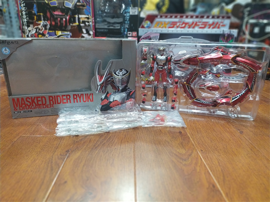 Mua bán SHF KAMEN RIDER RYUKI 2ND(PHAI KHUỶNH TAY+THIẾU 1 BÀN TAY)