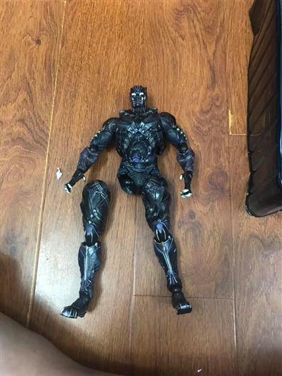 Mua bán PLAY ARTS KAI BLACK PANTHER FAKE GÃY CHÂN