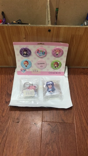 Mua bán DOKI DOKI KEYCHAIN + BUTTON SET