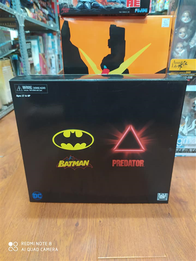 Mua bán NECA ARMORED BATMAN VS PREDATOR