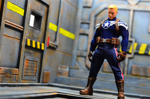 Mua bán MEZCO COMMANDER ROGERS FAKE