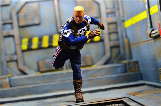 Mua bán MEZCO COMMANDER ROGERS FAKE