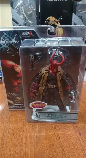 Mua bán MEZCO HELLBOY EXCLUSIVE WITH HORN FAKE