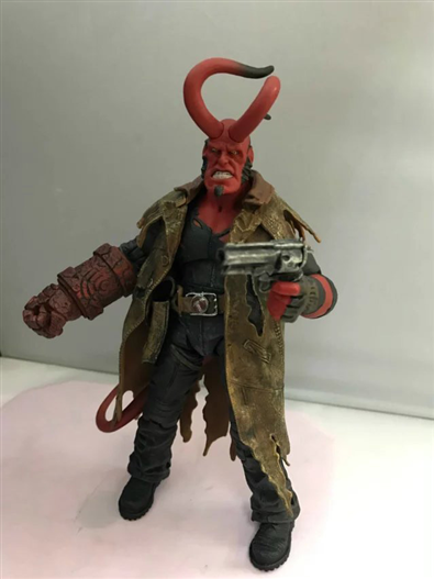 Mua bán MEZCO HELLBOY EXCLUSIVE WITH HORN FAKE